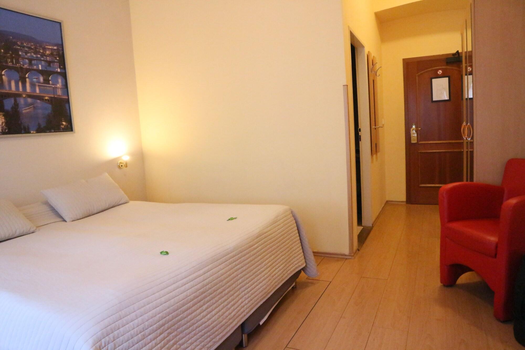 City Lounge Crown Hotel Прага Экстерьер фото